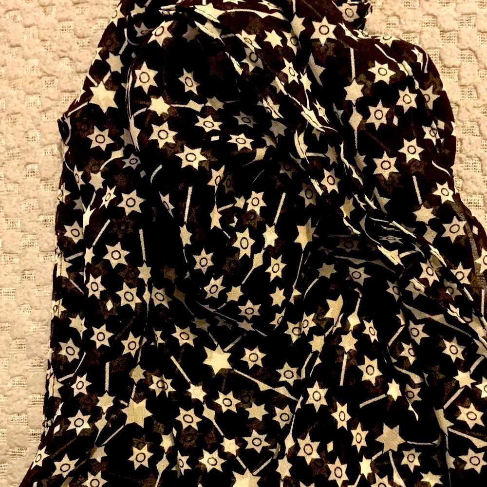 NWOT CUTE BLACK/STAR SCARF